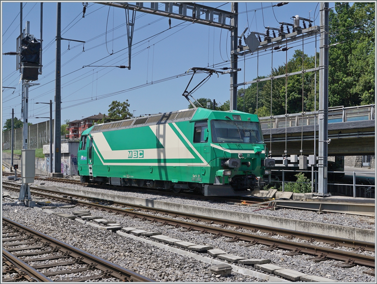 In Morges wartet die BAM MBC  Ge 4/4 21 auf ihre Güterlast nach Apples. 

19. Juli 2021
