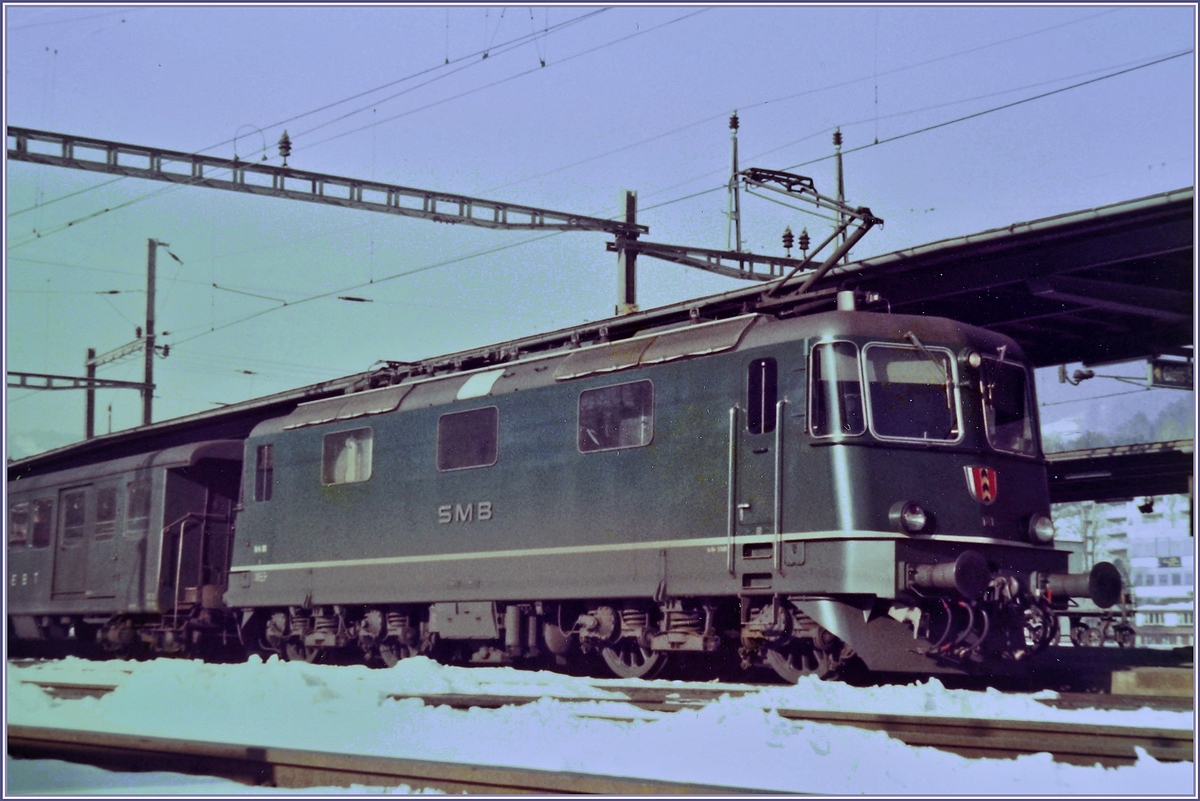 In Moutier steht die SMB Re 4/4 III 118 mit einem Regionalzug anch Moutier bereit.. 

23. Feb. 1985 
