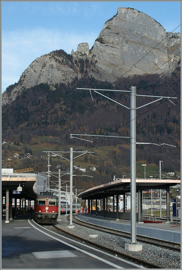 In Sargans wartet eine Re 4/4 II mit einem REX von St.Gallen nach Chur auf die Abfahrt.
1. Dez. 2011