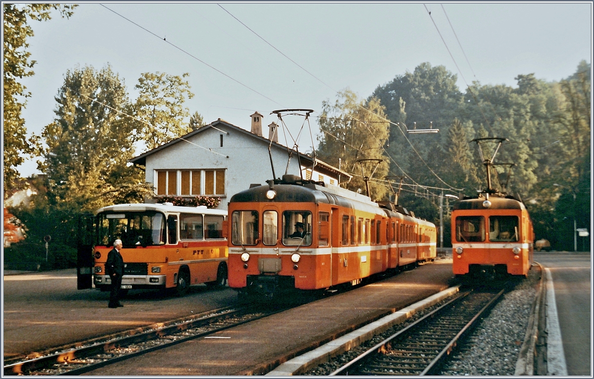 In Teufental kreuzen sich die WSB Z�ge Menziken - Sch�ftland und Sch�ftland Menziken, w�hrend auf dem Bahnhofplatz ein Postauto auf Anschlussreisende wartet. 

4. Sept. 1984
