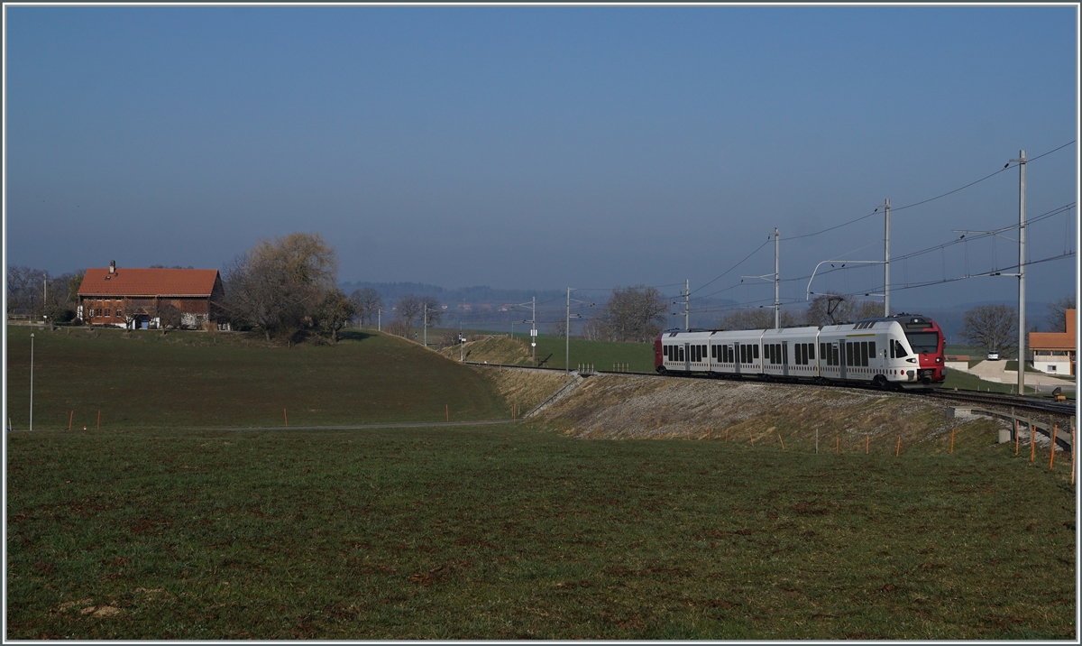 In weiten Kurven windet sich das Trasse der Strecken von Romont nach Vuisternens-devant- Romont, um die gut achzig Höhenmeter zu überwinden. Ein TPF RABe 527 hat die Steigung fast geschafft und erreicht in Kürze den Bahnhof Vuisternas-devant-Romont, welcher jedoch wie alle Station zwischen Romont und Bulle nur noch dienstlichen Zwecken dienen.

1. März 2021 