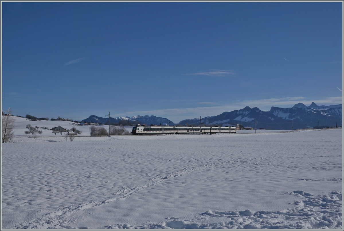 In der weiten Landschaft zwischen Vaulruz und Sâles ist ein TPF RBDe 560  Domino  auf dem Weg in Richtung Romont.

23. Dezember 2021