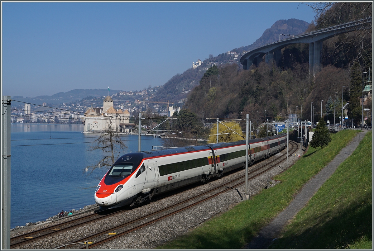 Internationaler Verkehr beim Château de Chillion: Ein SBB RABe 503 als EC 32 von Milano nach Genève fährt um 11.20 beim Châteu de Chillon vorbei. 
19. März 2016