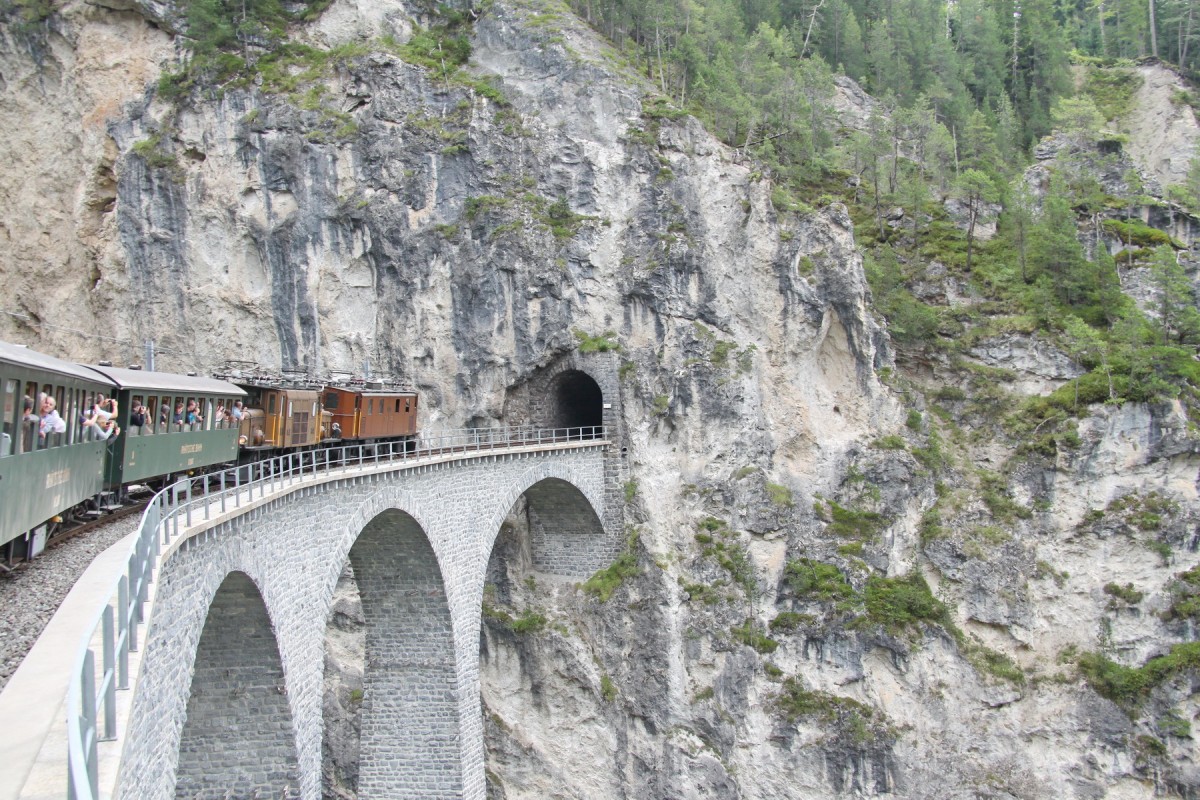 Jubil�um,125 Jahre RhB.Museumslok Ge4/6 Nr.353(1914)und Ge6/6 I Nr.415(Krokodil 1929)mit einem Nostalgiezug auf dem Landwasserviadukt.24.07.14 