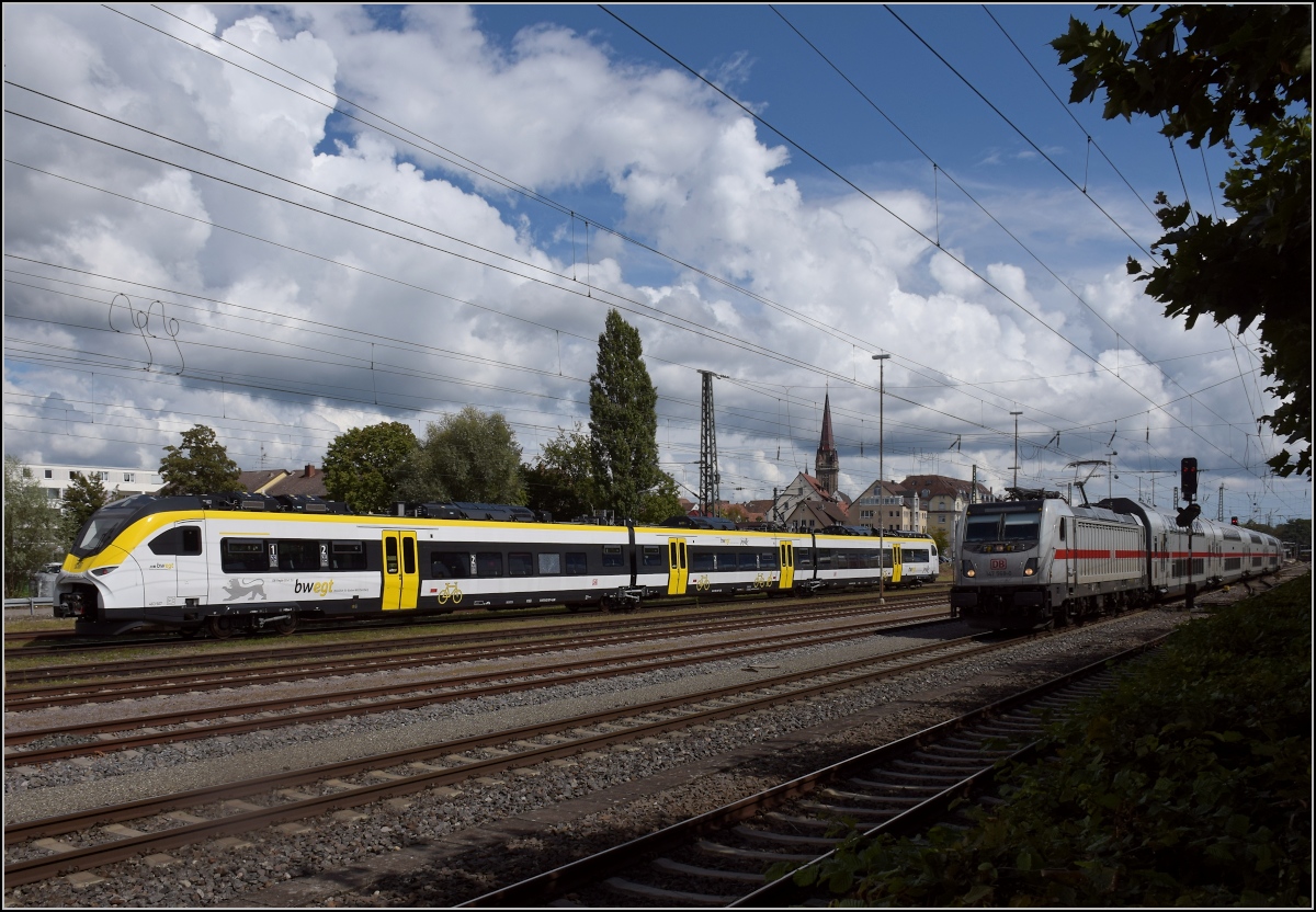 Karpfenzucht in Radolfzell. 463 007 im Güterbahnhof. Daneben begiebt sich 147 568 auf ihre Fahrt zur Bereitstellung in Singen. Da die BR 147 nicht für die Schweiz ertüchtigt werden kann, ist ihre Reise meist in Singen zu Ende, geparkt wird für eine halbe Stunde in Radolfzell.  August 2020.