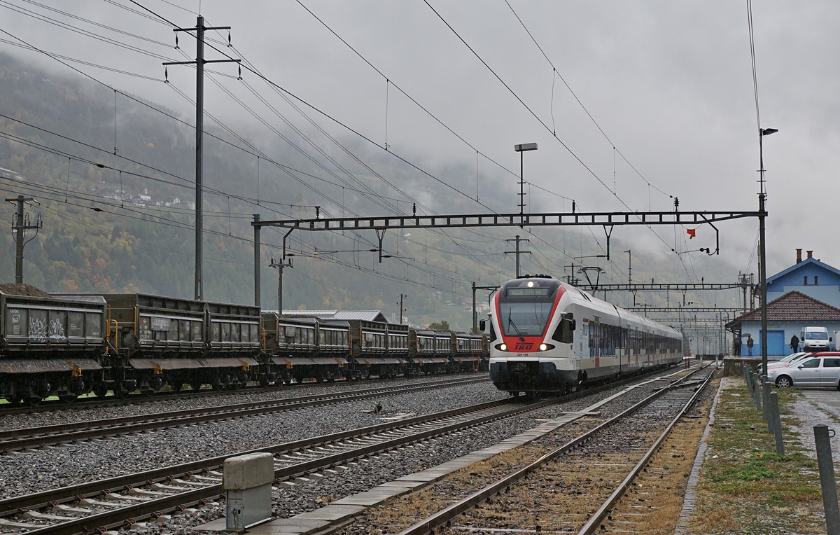 Kaum jemand war glücklich, als die TILO Flirts die  Gotthard-IR  nach der Eröffnung des GBT abgelöst hatten und dies nur auf der Teilstecke Lugano - Erstfeld, heute fahren hier SOB Flirts im Langstreckenverkehr Locarno - Basel/Zürich als  Treno-Gotthardo . 

Somit ist der TILO RABe 524 105 bei der Ausfahrt in Ambri-Piotta auf dem Weg nach Erstfeld schon historisch. 

19. Oktober 2019