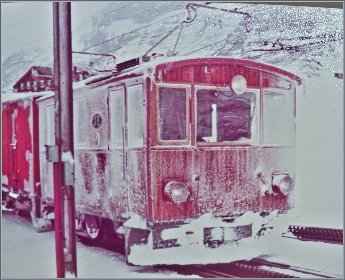 Kein gutes, aber ein altes (110 Film) Bild: Die vom harter Winter gekennzeichnete JB (Jungfraubahn) He 2/2 N° 9 steht mit dem Xrot 51 (?) im Bahnhof Kleine Scheidegg. Das Gefährt ist im Winterdienst eingesetzt und dürfte gerade von Fahrt vom Eigergletscher kommend, in der Kleinen Scheidegg angekommen sein. 
Die He 2/2 N° 9 und der Xrot 51 konnten im Mai 2025 in Bowill bildlich dokumentiert werden, aus diesem Anlass habe ich zum gleichen Datum den Bildtext angepasst. 

12. März 1982