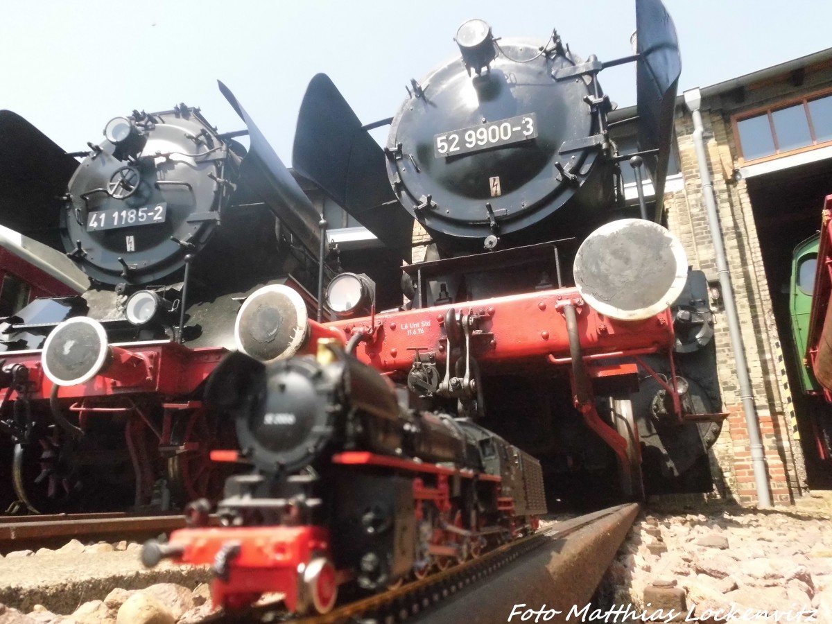 Klein Trifft Gro� - 52 2006 (H0-Modell) und 52 9900 (52 4900) und daneben die 41 1185 im DB Museum in Halle (Saale) am 5.7.15