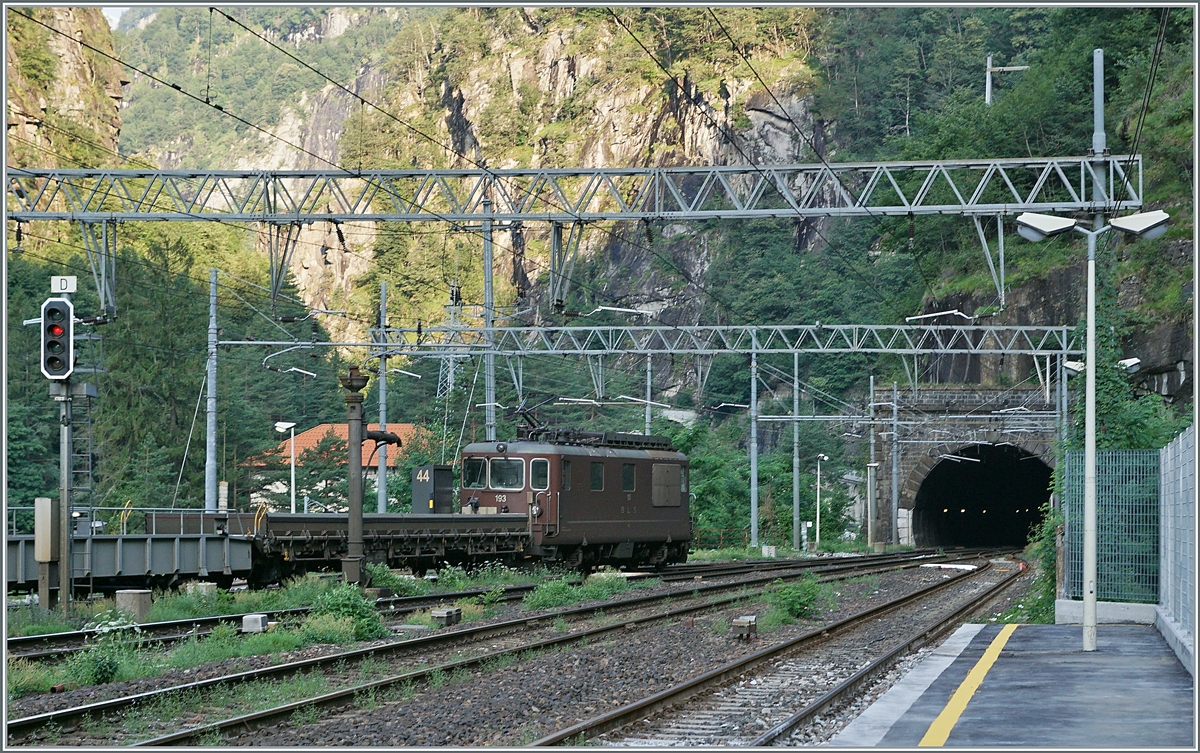 Knapp verpasst: die BLS re 4/4 193 verlässt mit ihrem Autozug nach Birg den Bahnhof vom Iselle die Trasquera pünktlich um 7:36, während mein Zug ebenfalls fast pünktlich, gerade angekommen ist.

21. Juli 2021