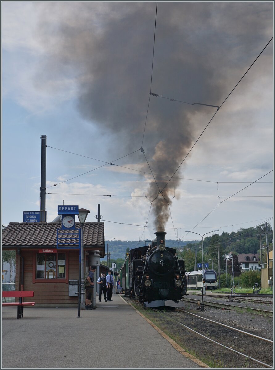 Kohle ist nicht gleich Kohle, und so rauchen seit Februar 2022 die B-C Loks zur Freude der Bahnfotografen ganz besonders schön. Die BFD HG 3/4 N° 3 verlässt Blonay in Richtung Chamby. 

13. Aug. 2023