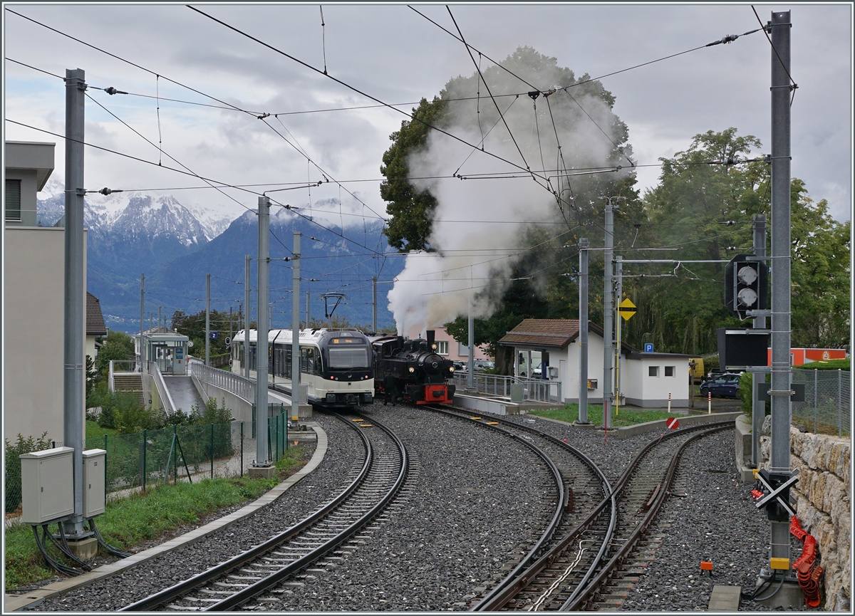 Kräfitig rauchend wartet der Blonay-Chamby Riviera Belle Epoque DAmpfzug nach der Einfahrt des Gegenzuges auf die Weiterfahrt.

27. Sept. 2020 