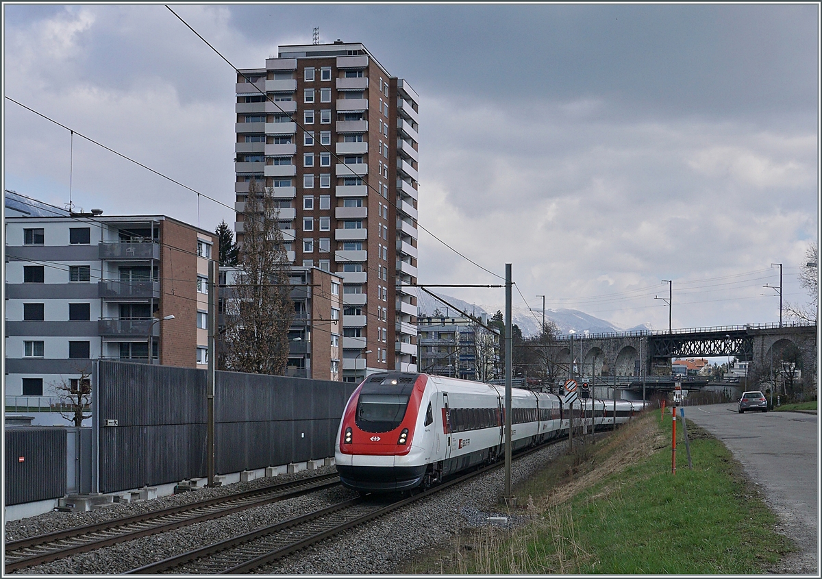 Kürz nach Grenchen Süd ist ein SBB ICN nach Biel/Bienne unterwegs, im Hintergrund das BLS MLB Mösliviadukt. 

19. März 2021