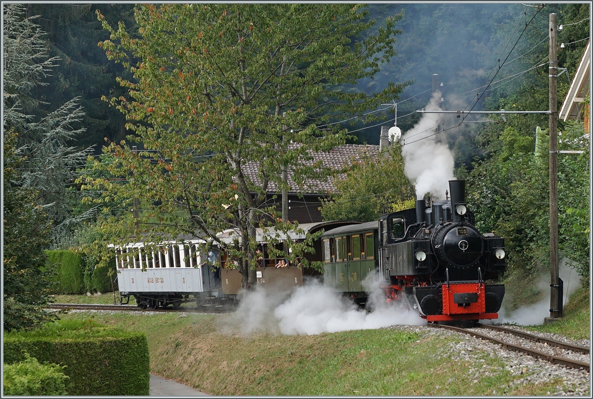 Kurz nach Blonay ist die G 2x 2/2 105 mit einem Reisezug auf dem Weg nach Chamby.

20. Sept. 2020