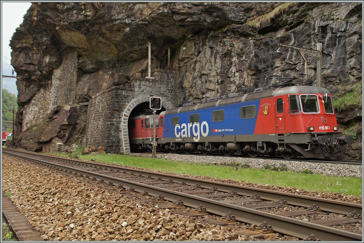 Kurz nach Faido verlassen die Re 620 eine Re 620 067-7 und einen Re 4/4 II/III mit einem langen G�terzug den kurzen Boscerina Tunnel (Gotthard S�drampe).
6. Mai 2014