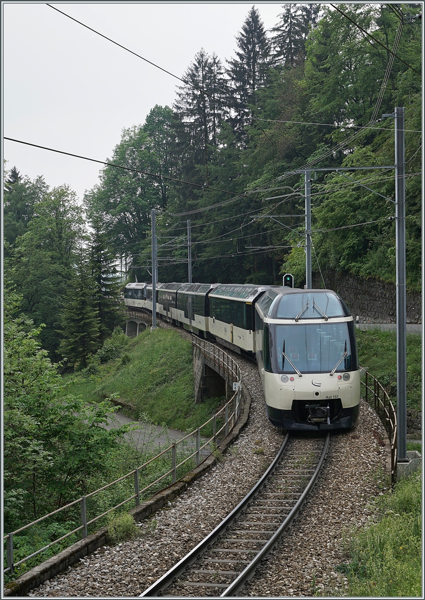 Kurz nach Les Avants ist dieser MOB Zug auf der Fahrt nach Montreux.
 
16. Mai 2021