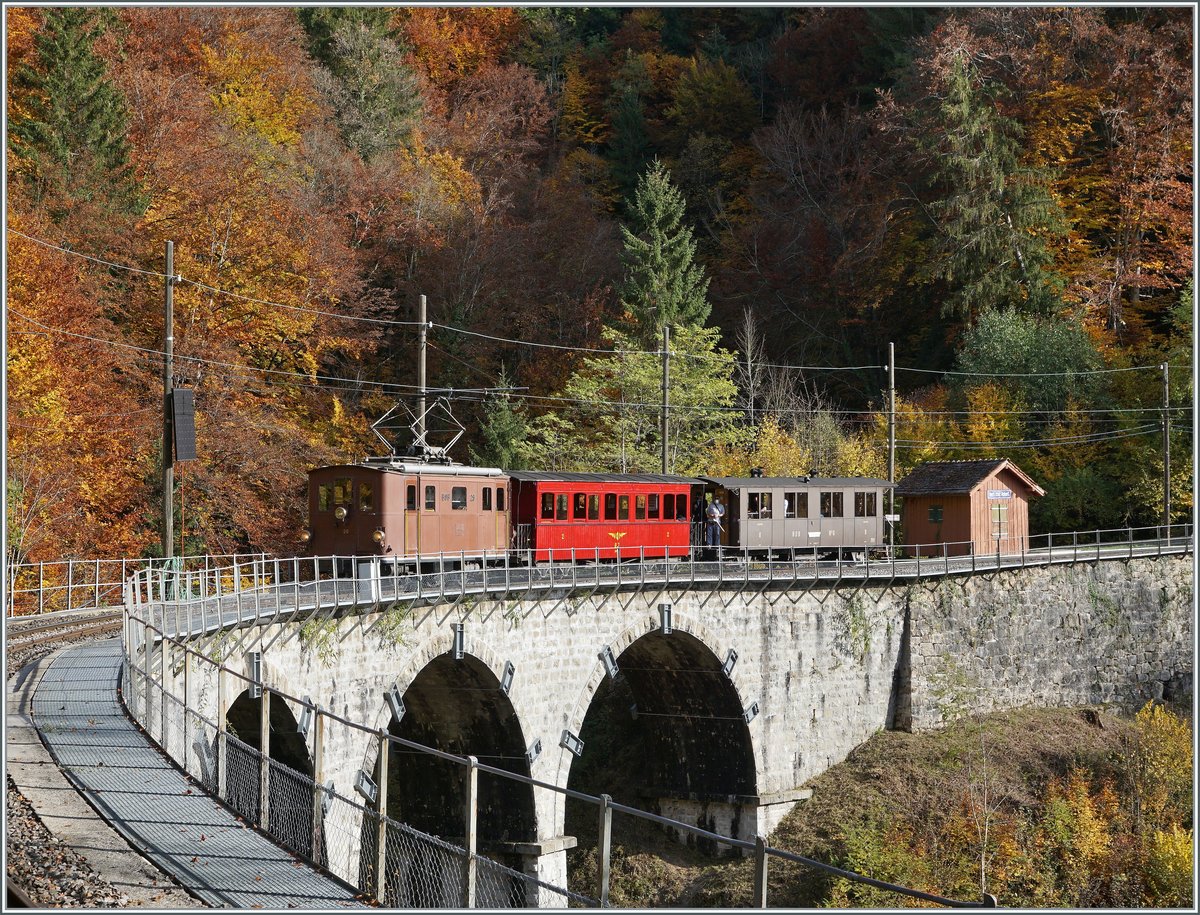 LA DER 2020 der Blonay-Chamby / Saisonende bei der Blonay Chamby Bahn: Die BOB HGe 3/3 29 auf dem Weg nach Blonay überquert bei Vers chez Robert den Baye de Clarens Viadukt. 

25. Okt. 2020