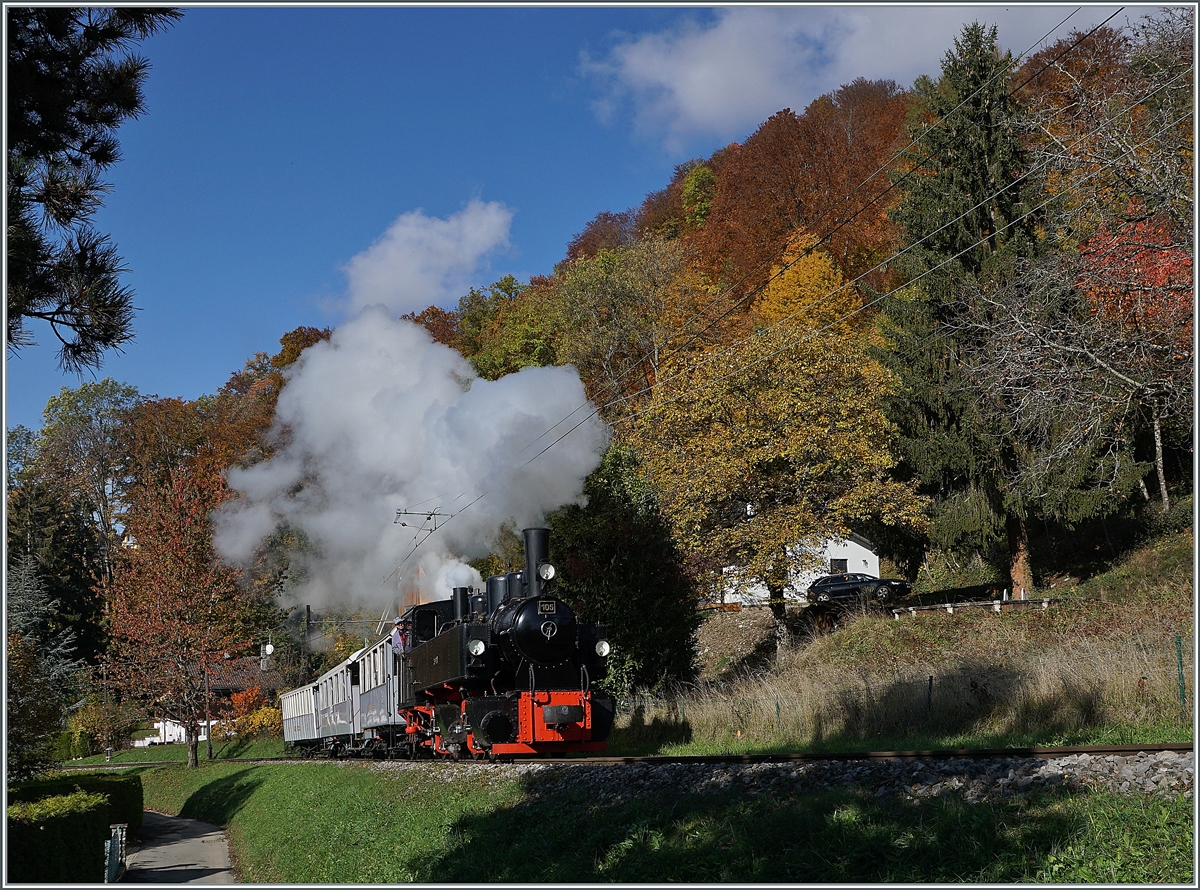  LA DER 2020 du Blonay-Chamby  / Saison Abschluss der Blonay-Chamby Bahn: Mit einem verstärkten Fahrplan und viel Dampf wird vor dem  Winterschlaf  (bzw. Arbeit im Dépôt Chaulin) nochmals viel Betrieb gemacht. Die G 2x 2/2 105 dampft kräftig die Steigung von Blonay zum Baye de Clarens Viadukt hoch und konnte hier kurz nach der Abfahrt fotografiert werden. 

24. Okt. 2020