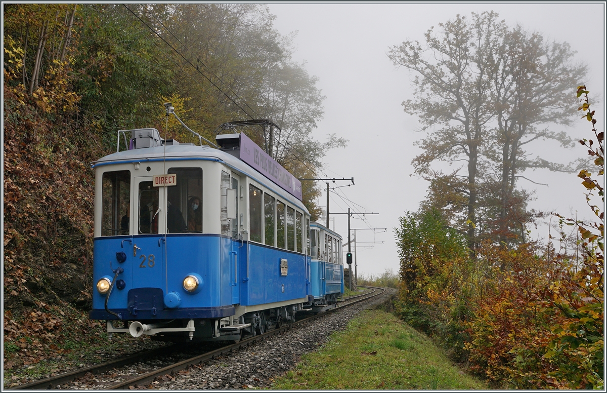  La DER 2021 (Saison Abschluss 2021) liess die September Veranstaltung  Es war einmal - Gleise in der Stadt  noch etwas nachklingen: Der schön hergerichtete Ce 2/3 28 der TL mit Beiwagen zwischen Chamby und Chaulin. 

31. Okt. 2021