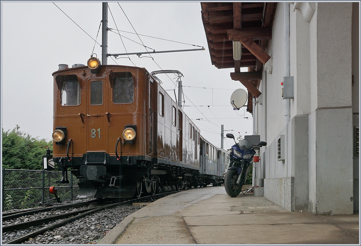 La Dernière du Blonay - Chamby - das 50. Jahre Jubiläum beschliesst die Blonay Chamby Bahn mit einer Abschlussvorstellung Die Berninabahn Ge 4/4 81 (ex RhB Ge 4/4 181) der Blonay - Chamby Museumsbahn beim Zwischenhalt (bzw. Fahrtrichutngswechsel) in Chamby.
27. Okt. 2018