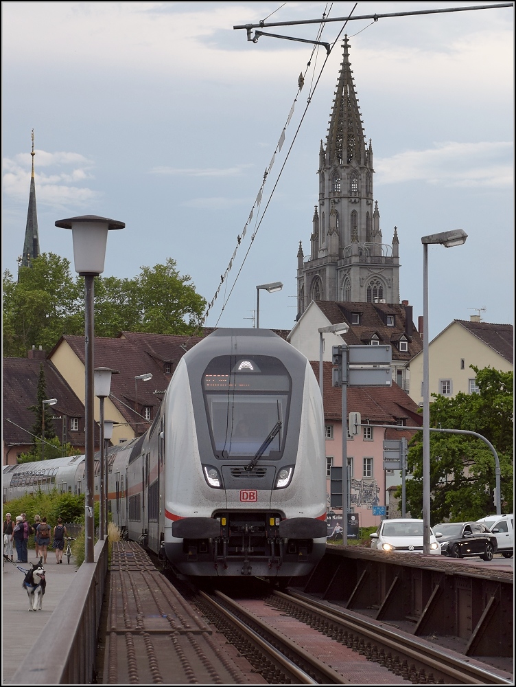 Langsam wird es ernst. Ein IC2 CH wagt sich fast schon in die Schweiz. Die niedrigere Bauhöhe des Twindexx für die Schweiz kann man kaum erahnen. Konstanz, Juni 2019.