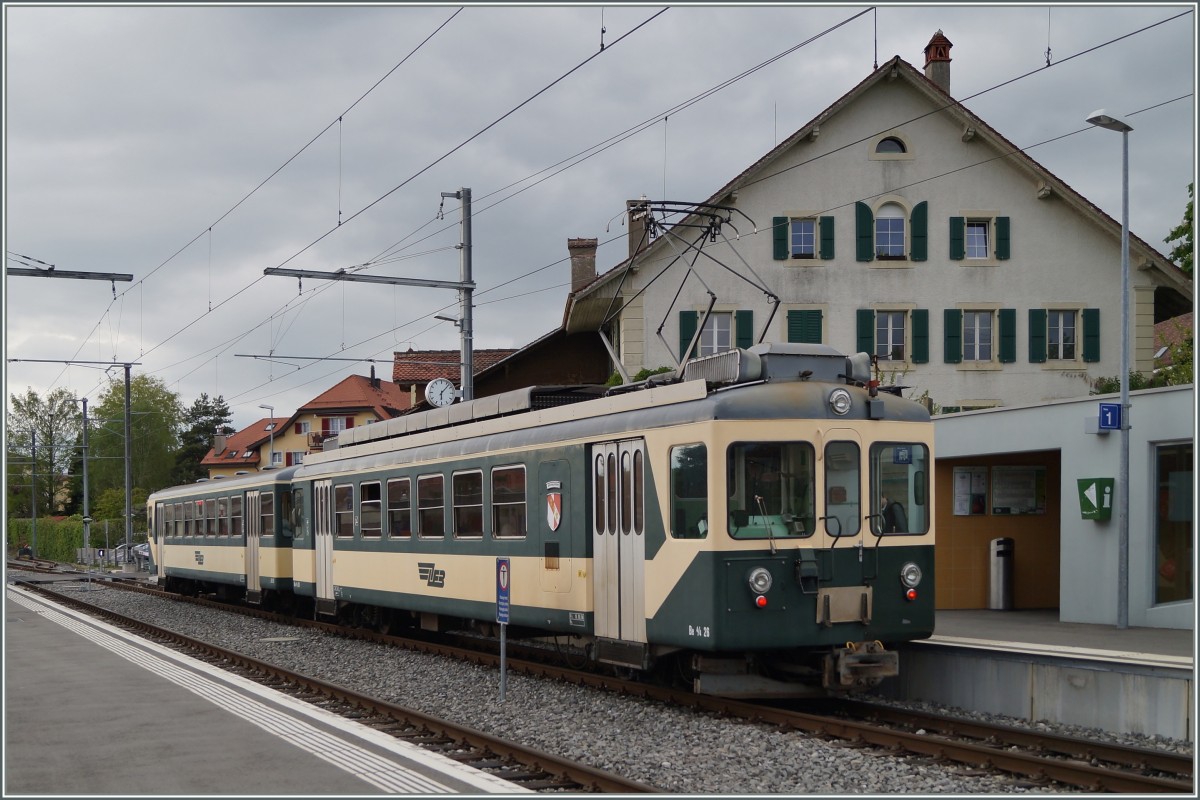LEB Schnellzug 51 mit Bt 151 und Be 4/4 26 beim kurzen Halt in Romanel s/Ls.
25. April 2014