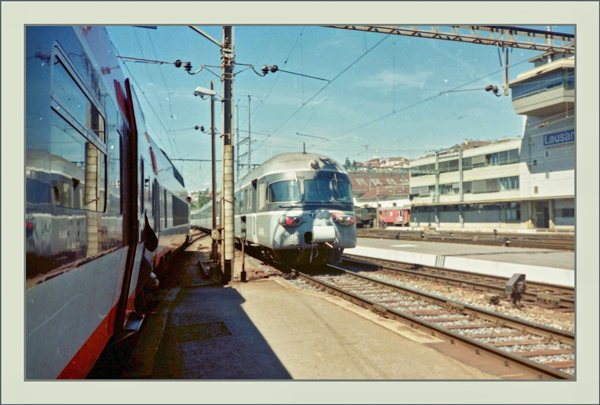 Leider nicht besonders gut gelungen ist dies Bild des RAe TEE im EC Einsatz Milao - Genève, mit Anschluss an den TGV nach Paris in Lausanne. 
(Gescanntes Foto/Negagiv)
Lausanne im Herbst 1990