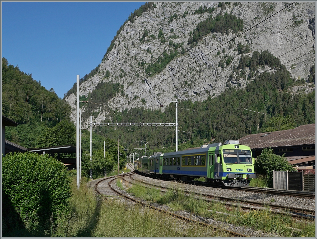 Leider  nur  ein BLS NPZ statt eines EW III Pendelzugs erreicht als RE von Zweisimmen nach Spiez den Bahnhof von Wimmis.

14. Juni 2021