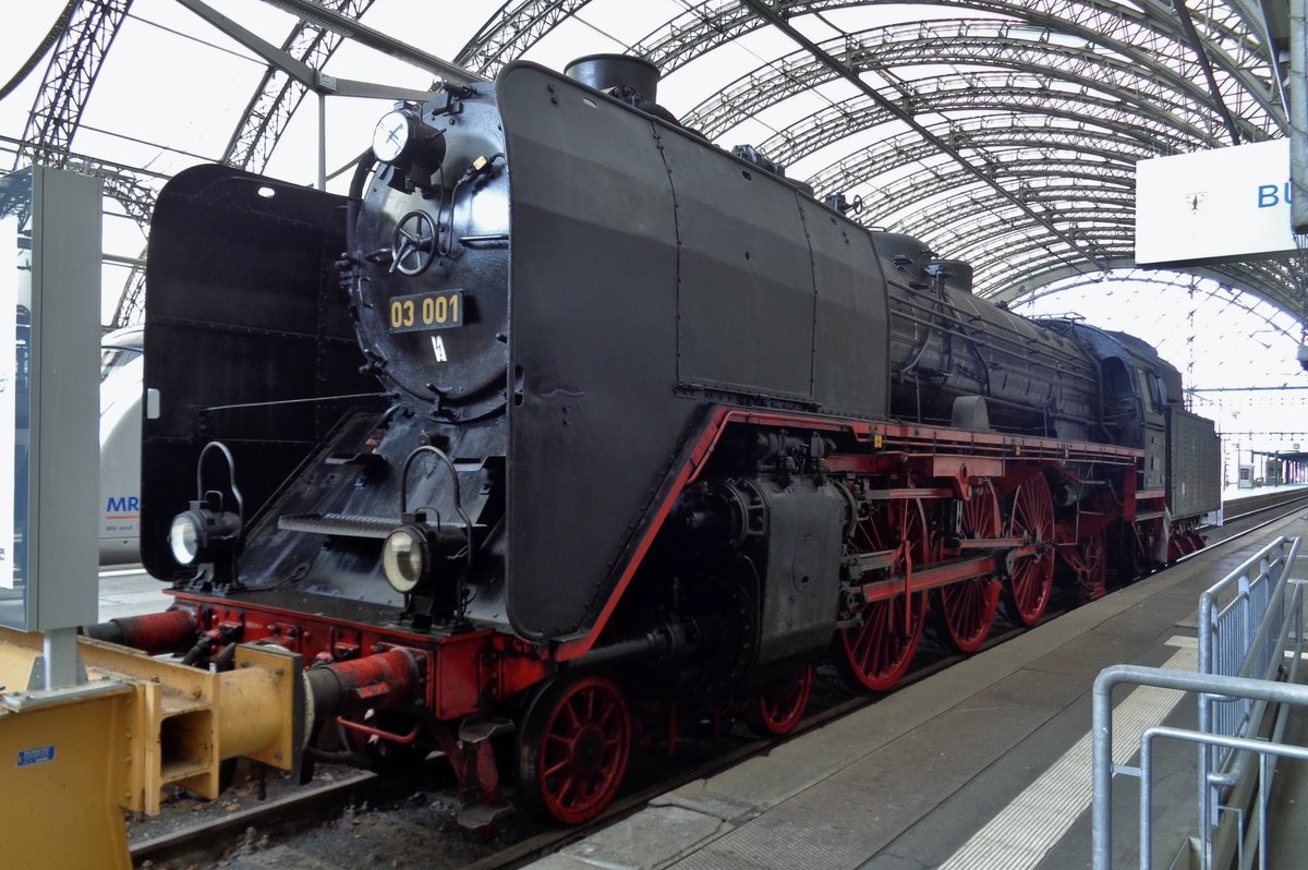 Leider stand 03 001 weniger intelligent in Dresden Hbf aufgestellt w�hrend das dampfloktreffen: 8 April 2017
