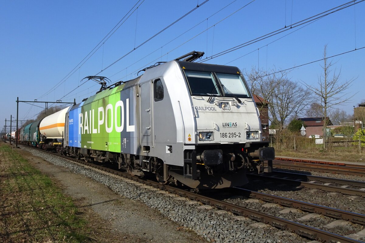 Lineas 186 295 schleppt ein kurzer Mischer durch Blerick am 5 M�rz 2022.