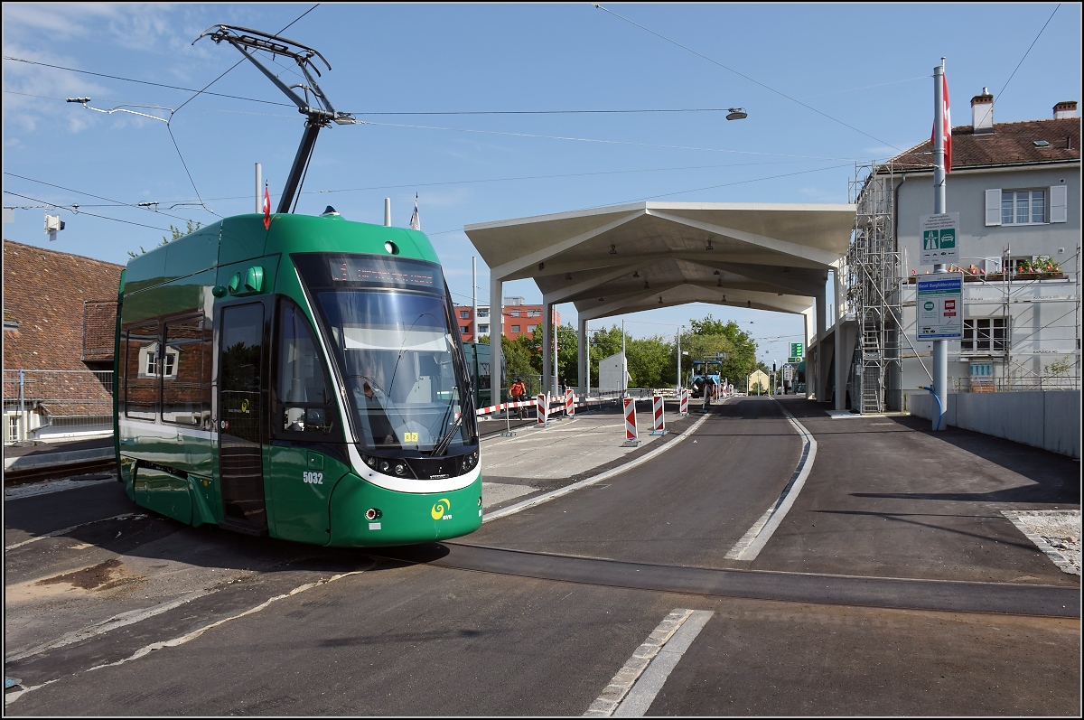 Linie 3 nach Frankreich. Flexity 5032 macht rund um das Zollgebäude Kehrt nach Basel. 
St. Louis, Juli 2017.