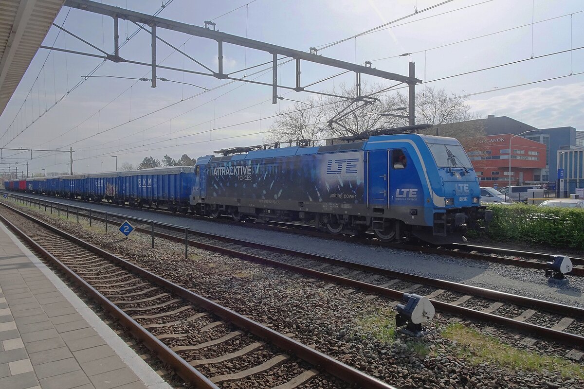 LTE 186 942 steht am 13 April 2022 in Oss.