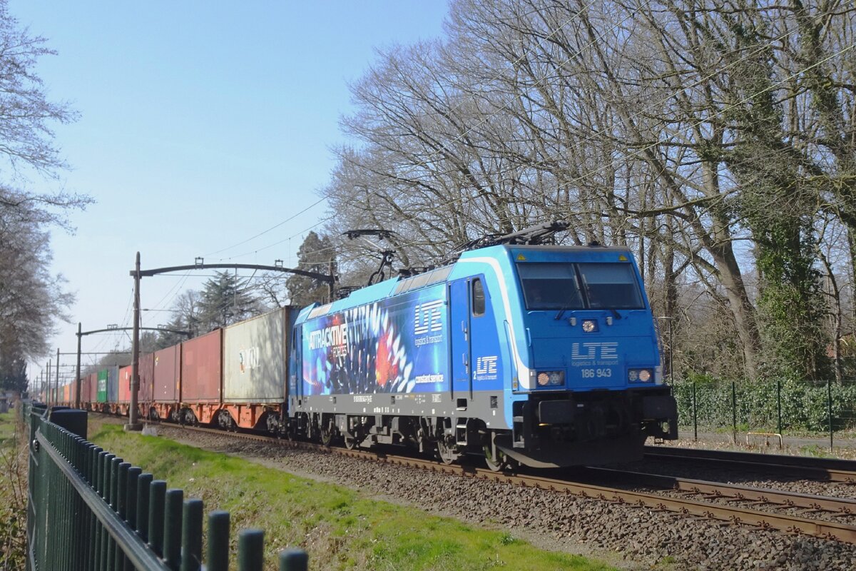 LTE 186 943 zieht am 10 M�rz 2022 der Mannheim/W�rth KLV Pendelzug durch Oisterwijk.