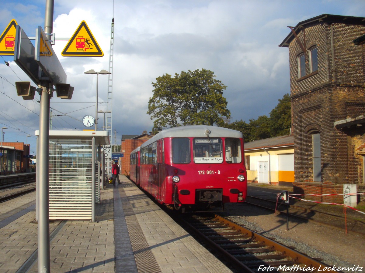 LVT 172 001 und 172 601 mit ziel Lauterbach Mole im Bahnhof Bergen auf R�gen am 23.8.14