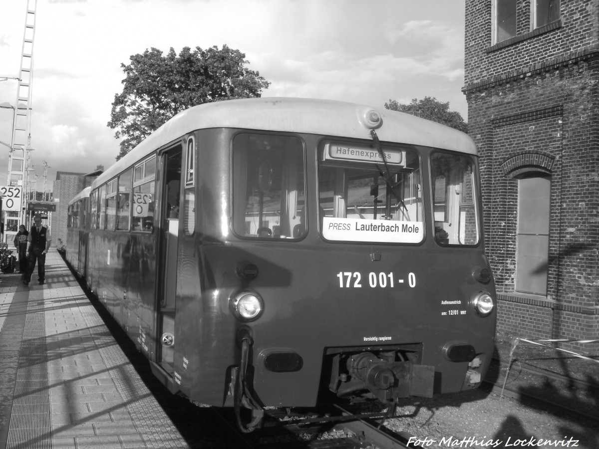 LVT 172 001 und 172 601 mit ziel Lauterbach Mole im Bahnhof Bergen auf R�gen am 23.8.14