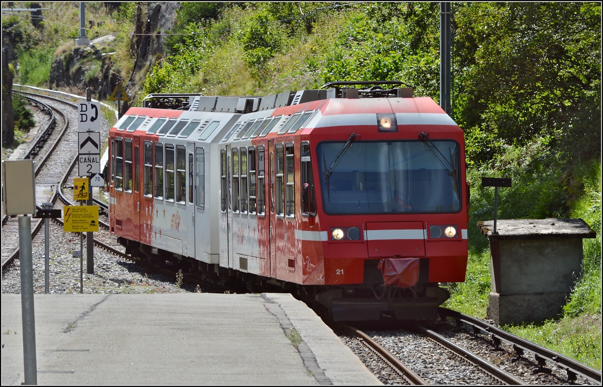 Martigny-Chamonix-Bahn BDeh 4/8 21 bei der Einfahrt nach Le Ch�telard. August 2014.
