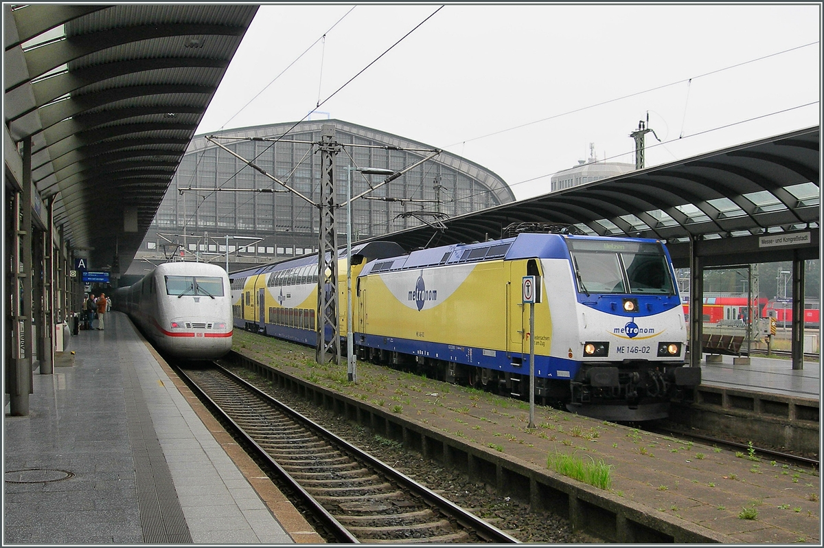 Metronom ME 146 02 undDB ICE in Hamburg Hbf. 
18. Sept. 2006