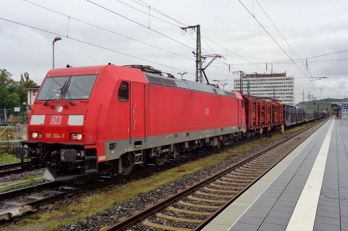 Mischguterzug mit 185 364 steht am 14 September 2017 in Würzburg Hbf.