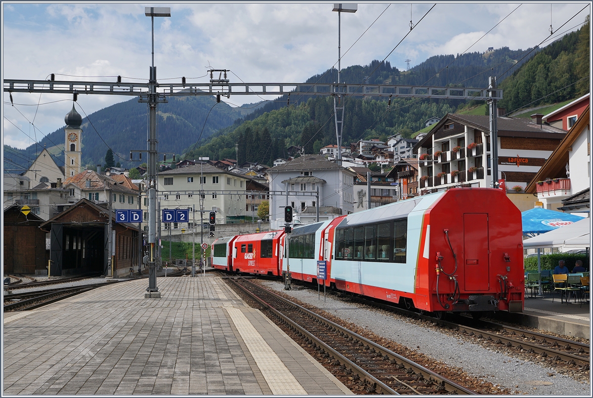Mit dem  Exlusive Clasique  Wagen am Schluss verlässt der Glacier Express 903 Disentis in Richtung Zermatt. 

16. Sept. 2020