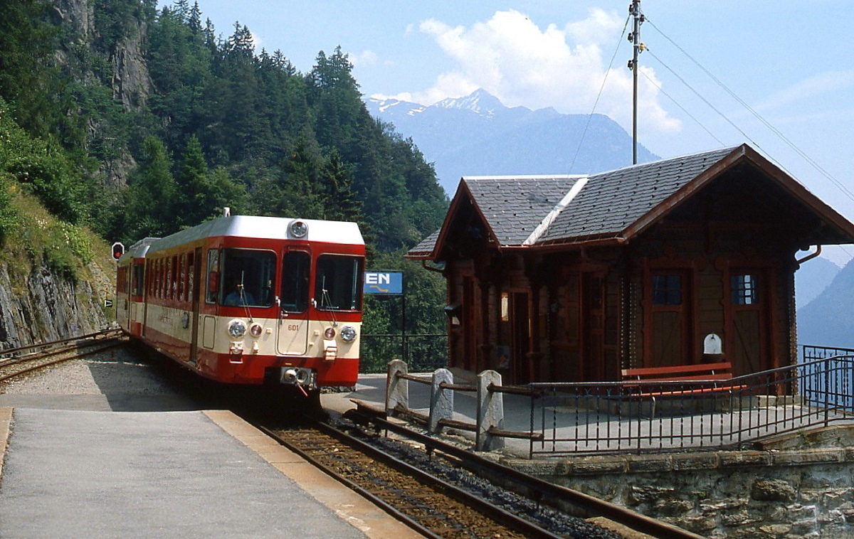 Mit dem f�hrenden Steuerwagen 601 f�hrt ABDeh 4/4 501 im Juli 1983 in Le Tretien ein