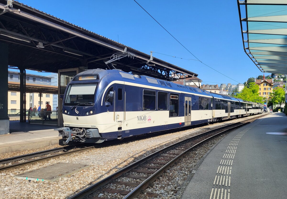 Mit dem MOB Be 4/4 9204 an der Spitze wartet der Regionalzug PE30 in Montreux  auf die Abfahrt  nach Zweisimmen.
17.Juli 2024