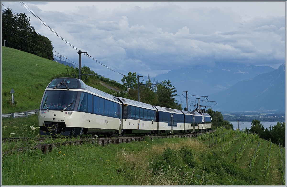 Mit dem neu gestalteten Steuerwagen Ast 151 fährt der MOB GoldenPass Panoramic Zug bei Planchamp in Richtung Montreux.

1. Juli 2020
