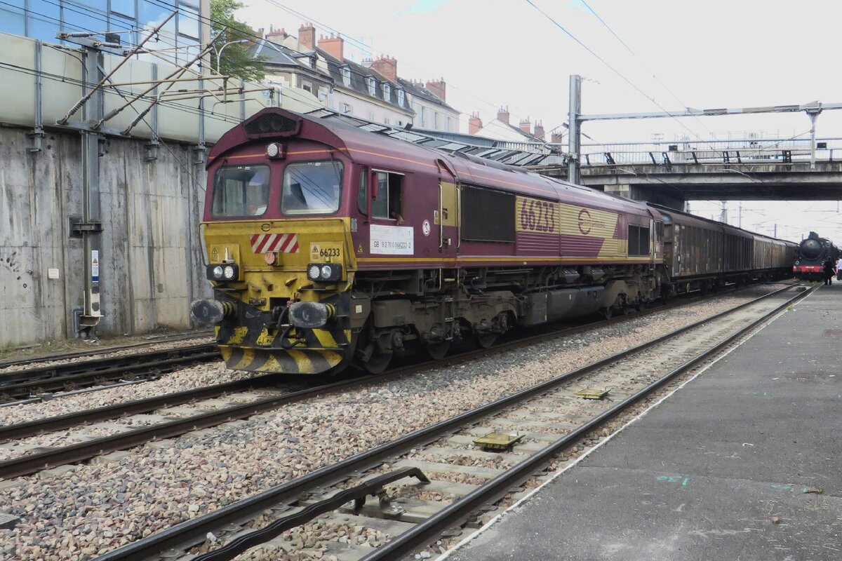 Mit ein Ganzzug durchfahrt 66233 Compiegne am 18 September 2021 -der Lokf�her begr�sst die Fotografentruppe am verl�ngerter Bahnsteig.