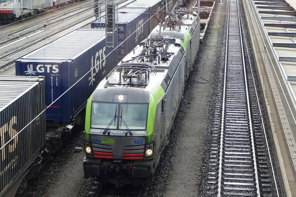 Mit ein Zug aus Rotterdam-Kijfhoek ist BLS 475 402 am 28 Mai 2019 in Spiez angekommen. Die BLS-Vectronen schaffen die ganze Fahrt zwischen Italien (Mortara, Melzo) und die Niederl�nde (Kijfhoek) ohne Lokwechsel.