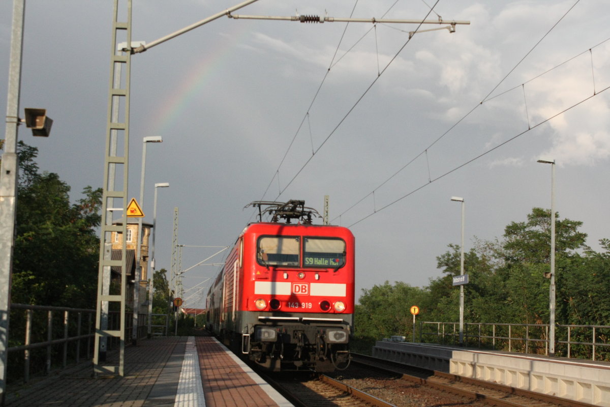 Mit einem kleinen Rest vom Regenbogen f�hrt 143 919 als S9 mit ziel Halle/Saale Hbf in den Bahnhof Delitzsch ob Bf am 18.8.20 ein.