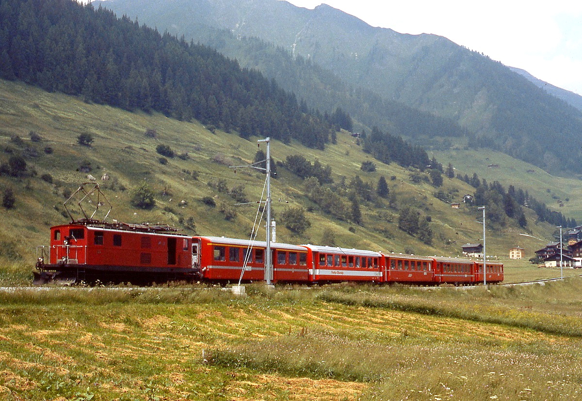 MIt einem Zug von Andermatt nach Brig ist HGe 4/4 I 31 der FO im Juli 1983 im Goms unterwegs
