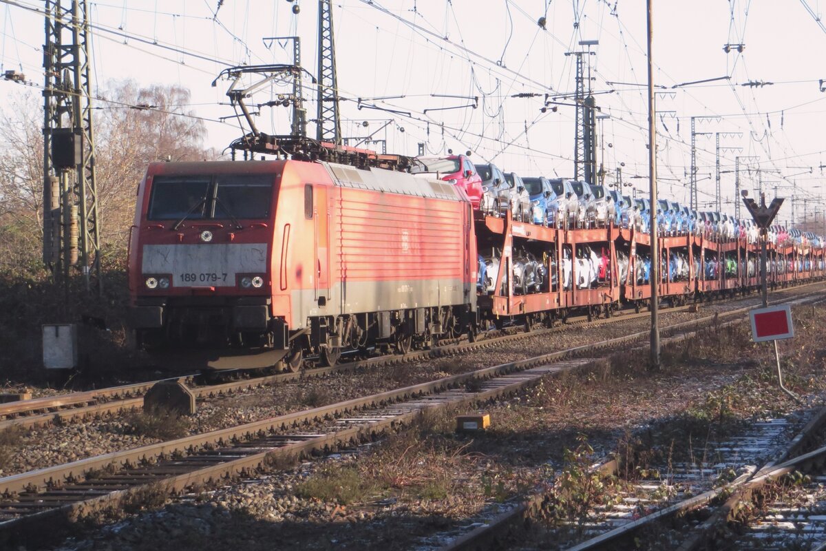 Mit der GEFOC-Autozug durchfahrt am 14 Dezember 2022 DBC 189 079 Emmerich nach Vlissingen in die Niederlände.