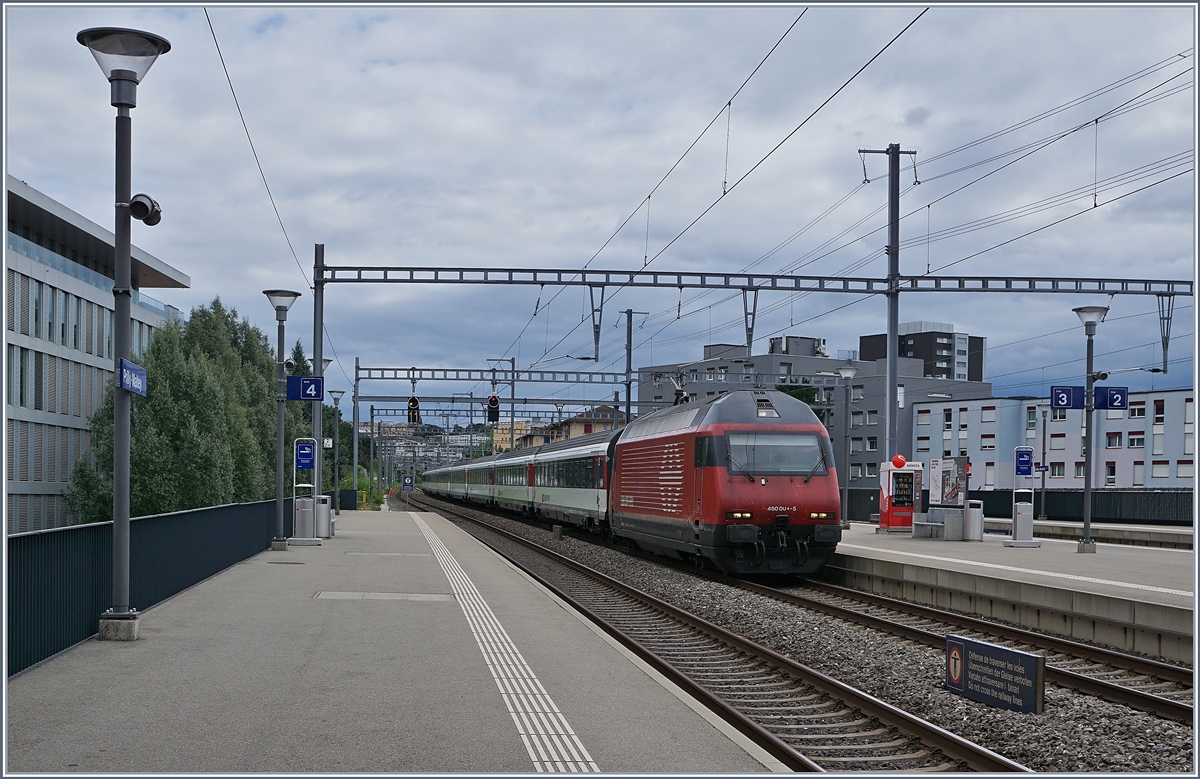 Mit der SBB Re 460 004-5 an der Spitze ist ein IR 90 auf dem Weg von Brig nach Genève Aéroport. Das Bild wurde in der Station Prilly Malley aufgenommen. 

17. Juli 2020