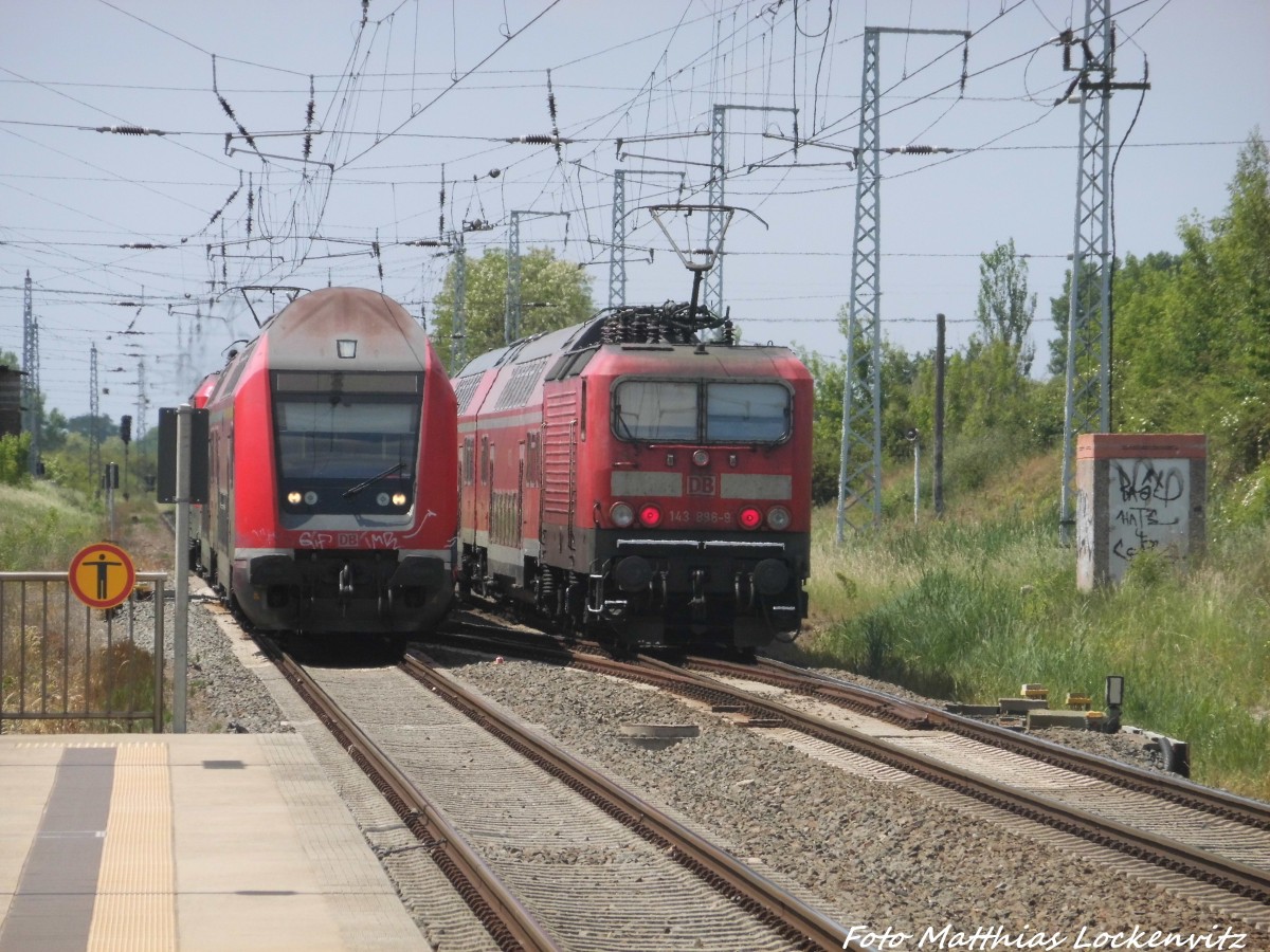 Mit Steruwagen voraus f�hrt 143 850 in den Bahnhof Teutschenthal ein, w�hrend dessen 143 896 den Bahnhof verl�sst am 4.6.15