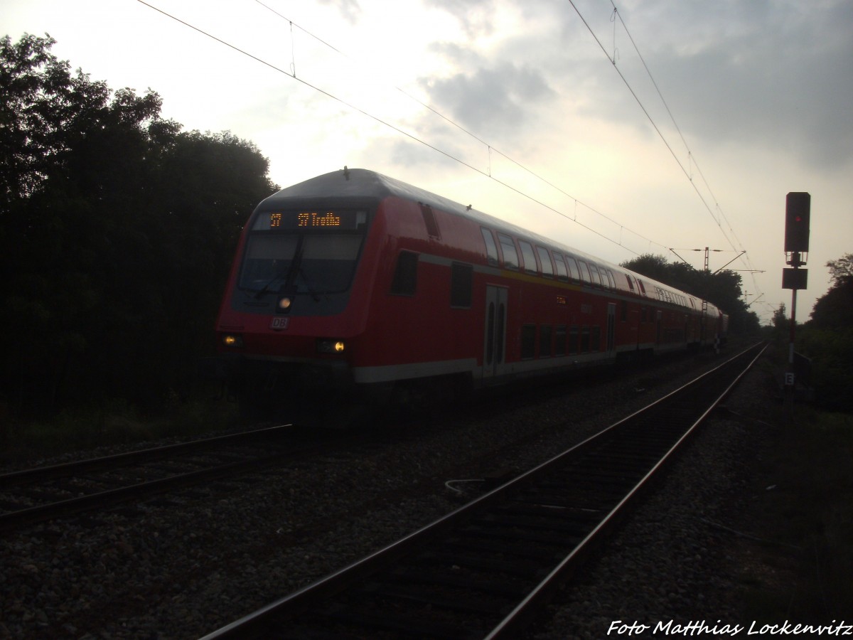 Mit Steuerwagen kommt 143 337-4 als S7 mit ziel Halle-Trotha in den Bahnhof Halle-S�dstadt eingefahren am 8.9.14