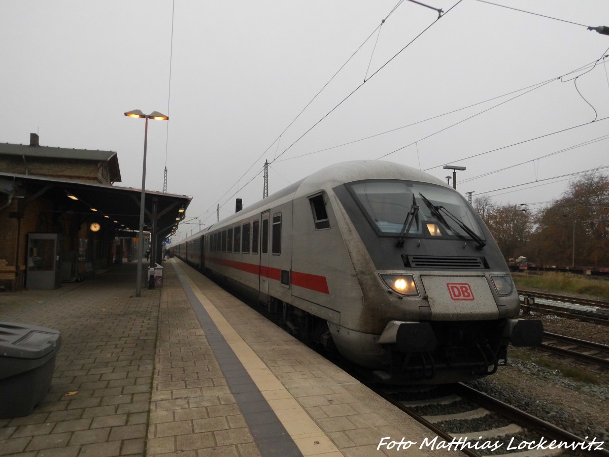 Mit Steuerwagen voraus steht 101 XXX im Bahnhof Bergen auf R�gen am 2.11.15